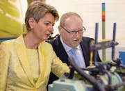 Ständerätin Karin Keller-Sutter lässt sich von Rigotex-Geschäftsführer Hans Hauser das Funktionieren einer Webmaschine erklären. (Bild: Serge Hediger)