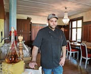 Koch, Gastgeber und Wirt: Florian Wymann tischt in der «Pfeffermühle» Schweizer Küche und Fleisch vom Grill auf. (Bild: Jolanda Riedener)