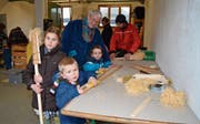Unter kundiger Anleitung können die Kinder am Freitagabend und Samstagvormittag ihre eigene «Faggla» bauen. (Bilder: Adi Lippuner)