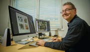 Der Grafikdesigner André Seiffert gestaltet die Briefmarken an seinem Arbeitsplatz und Wohnort in Gachnang. (Bild: Reto Martin)