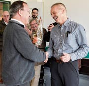 Ernst Ritzi, Beauftragter für das Wahlbüro, gratuliert Christoph Stäheli zum Wahlsieg und überreicht ihm als Geschenk ein Glas Honig. (Bild: Donato Caspari)