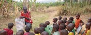 Diese ugandischen Kinder haben dank des Projekts die Möglichkeit, den wöchentlichen Schulunterricht zu besuchen. (Bild: PD)