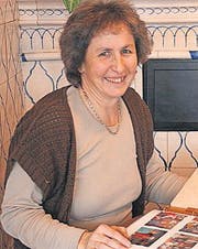 «Sonne»-Wirtin Cäcilia Willi lädt in die Chlaushütte ein. (Bild: Hannelore Bruderer)