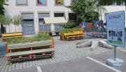 Auf einem Teil der Parkfelder hinter der Altstadt-Post sind bis am 31. Juli Sitzbänke und Pflanzenkübel aufgestellt. (Bilder: Philipp Haag)