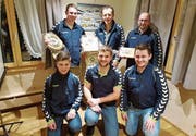 Hintere Reihe: Simon Preisig, abtretender Jugileiter nach zehn Jahren, Walter Rotach, neues Ehrenmitglied, und Rico Baumann, abtretender Revisor nach zehn Jahren. Vordere Reihe: Daniel Bleiker und Guido Jud, neue Jugileiter, und Marco Raschle, neuer Revisor. (Bild: PD)