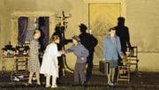 Die jugendlichen Schauspieler agieren vor historischen Gemäuern. (Bild: Christoph Heer)