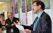 Zur Eröffnung der Sonderausstellung sprach Regierungsrat Jakob Stark. Auch Gemeindeammann Martin Stuber liess sich blicken. (Bild: Gudrun Enders)
