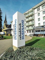 Der neue Name prangt bereits prominent vor der Rehaklinik Dussnang. (Bild: Olaf Kühne)