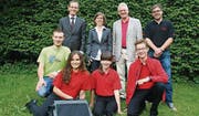 Freuen sich über neue Ausrüstung: Guido Eilinger (Niederlassungsleiter Kantonalbank Goldach), Brigit Koster (Gemeinderätin Tübach), Rolf Heinzmann (Präsident Ortsgemeinde Goldach), Roger Riedener (Präsident Young Winds, hinten v. l.), und die Musikanten Christoph Schöb, Rebecca Kern, Nina Schöb, Fabio Paulitti (v. l.). (Bild: pd)