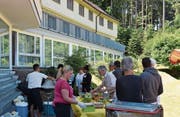 Asylsuchende aus der Landegg bekochten die Besucherinnen und Besucher des Flüchtlingssonntags. (Bild: Sara Leu)
