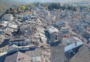 epa05609792 An aerial view of Amatrice village after the strong earthquake in central Italy, 30 October 2016. A 6.6 magnitude earthquake struck 6km north of Norcia, Italy, on 30 October 2016. EPA/ITALIAN FIRE FIGHTERS / HANDOUT HANDOUT EDITORIAL USE ONLY/NO SALES/NO ARCHIVES (Bild: ITALIAN FIRE FIGHTERS / HANDOUT (EPA))