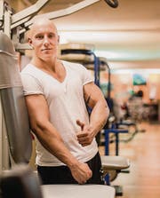 Ob bei der Arbeit oder im Training, im Fitnessstudio ist Ken Buser zu Hause. (Bilder: pd)