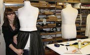 Nadja Humbel arbeitet an einem schwarzen Brautkleid. (Bild: Nina Rudnicki)