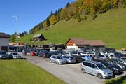 Wer in Wildhaus auf Wanderschaft geht und auf dem Parkplatz Chuchitobel parkiert, wird künftig zur Kasse gehen. In der Nacht soll das Parkieren jedoch kostenlos bleiben. (Bild: Adi Lippuner/Oktober 2017)