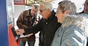 Schulung am Billettautomaten: Instruktor Hanspeter Rüegg schaut genau zu, ob alles richtig gemacht wird. (Bild: Monika Wick)