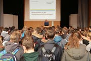 Arno Germann, Rektor der Kantonsschule Kreuzlingen, begrüsst die Sekundarschülerinnen und -schüler zur Aufnahmeprüfung. (Bild: Geraldine Lamanna)