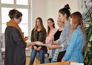 Stefanie Moser erklärt den Schülerinnen ihre Arbeit im Steueramt Märstetten. (Bild: Isabella Gómez)