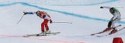 Jonas Lenherr in Action: Auf der Sprintstrecke in Arosa macht er sich ganz klein und kommt so auf Tempo. Vor der Ziellinie macht er sich dagegen gross, um bei einem allfälligen Fotofinish die Finger vorn zu haben. (Bilder: Robert Kucera)