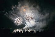 Farbenspiel am Himmel: Am Samstagabend kommen die Besucher des Sommernachtsfestes in den Genuss eines Feuerwerkes. (Archivbild: Hanspeter Schiess)