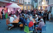Bei schönem Wetter sind Konzerte vor dem «Münzhof» ein Publikumsmagnet. (Bild: Res Lerch (August 2016))