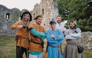 Die Initianten des Mittelalterfests: Reinhard Wydler, Guido Mazenauer, Sven Meier, Reto Hagen und Marek Krähenbühl vor der Ruine Helfenberg. (Bild: Evi Biedermann)