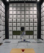 Sieht aus wie Science-Fiction: In der isolierten Messhalle wird das Prüfobjekt platziert (beim roten Dreieck) und Energieströmen ausgesetzt. (Bild: Jolanda Riedener)