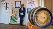 An der Wand hängt ein Original der Partnerschaftsurkunde: Kaff-Präsident David Nägeli im alten Kufsteinerstüberl in der «Linde». (Bild: Mathias Frei)