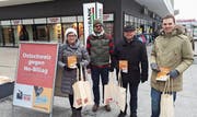 Machten Werbung für ein Nein zu «No Billag»: Kantonsrätin Barbara Dürr, Friedrich von Toggenburg, CVP-Parteipräsident Buchs, CVP-Nationalrat Thomas Ammann und JCVP-Präsident Luca Frei. (Bild: PD)