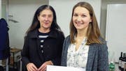 Maturandin Salome Walz und Henriette Harich-Schwarzbauer aus der Jury an der Preisverleihung in Basel. (Bild: PD)