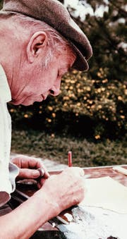 Heiri Eggenberger mit der Zeichenmappe in der Natur. (Bilder: PD)