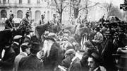 Der Bundesrat bietet die Armee gegen die eigene Bevölkerung auf: Truppen auf dem Zürcher Paradeplatz, 7. November 1918. (Bild: KEY)