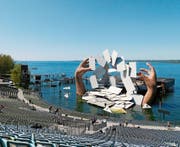Im Spiel glaubt Carmen ihren baldigen Tod zu erkennen. Karten und zwei riesige Hände dominieren das Bühnenbild von Es Devlin für Bizets Oper auf der Seebühne. (Bild: Andrea Breitler/Bregenzer Festspiele)
