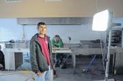 Noch herrscht das Bau-Chaos, aber in zwei Wochen wird Hasan Cagir hier den neuen «Tegersche Kebab» eröffnen. (Bild: Michael Hug)