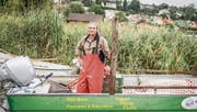 Der Ermatinger Berufsfischer Rolf Meier auf seinem Boot. (Bild: Thi My Lien Nguyen)