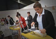 Flurina Schilling zeigt ihr Können beim Kochhutbügeln. (Bild: PD)