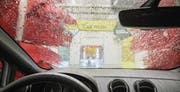 Blick aus dem Cockpit auf das bunte Treiben: Phase rot bedeutet in der Waschstrasse von Egloff-City Pflege. (Bild: Reto Martin (Reto Martin))