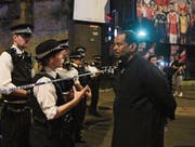 Die britische Polizei informiert Passanten in der Nähe des Tatorts in Finsbury Park. (Bild: Facundo Arrizabalaga/EPA (London, 19. Juni 2017))