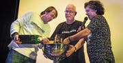 Da darf Champagner fliessen: Manfred Fries (Mitte) hält den Pokal mit der neuen CD. (Bild: Reto Martin)