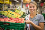 Seit kurzem verteilt Angela Stocker die Äpfel nicht mehr nur in der Landi: Als neue Apfelkönigin wird sie die Frucht ein Jahr lang vertreten. (Bild: Reto Martin)