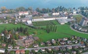 Auf der Grünflache (Bildmitte) links von der RHB-Trasse ist die neue Siedlung geplant. Geht es nach dem Gemeinderat Rorschacherberg, soll die Zufahrt vom Wendeplatz der Wiggenrainstrasse her gebaut werden (rechts unten). (Bild: Hardy Buob (Oktober 2017))