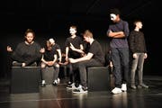 Impression von den Schultheatertagen: Die Darkistaner (mit Masken) stiften unter den Menschen auf der Erde Unruhe. (Bild: Heini Schwendener)