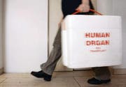 Das Warten kann tödlich sein: Mit einer Kampagne will der Bund die Zahl der Organspenden erhöhen. (Bild: epa/Frank May)