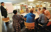 In der Runde: Unter der Moderation von Gemeindeammann Kurt Baumann diskutieren die Workshop-Teilnehmer, ob der Jugendtreff und die Spielgruppe im gleichen Gebäude sein sollen oder nicht. (Bild: Nana do Carmo)