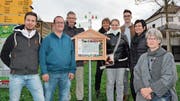 Die Kulturkommission Wald mit Vertretern des Wegsponsors beim Wonderweg-Starthäuschen: Marco Steffen, Christian Knöpfel, Walter Bischofberger, Heidi Künzler, Deborah Bianchi, Damian Bänziger, Sonja Blatter und Edith Beeler (von links). (Bild: Andy Lehmann)
