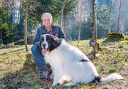 Fritz A. Staible mit seinem Hund auf dem Waldfriedhof in Bottighofen. (Bild: Andrea Stalder)