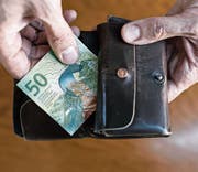 Reicht die AHV-Rente für den Lebensunterhalt nicht aus, erhalten Pensionierte Ergänzungsleistungen. (Bild: Christian Beutler/Keystone)