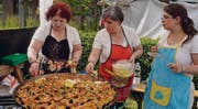 Konzentriert arbeiten drei Spanierinnen an einer Paella. (Bilder: Carola Nadler)