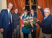 Vorhang auf für die Preisträger: Stadtpräsident Anders Stokholm sowie die Laudatoren Mathias Tanner und Heinz Wilhelm präsentieren die Illustratorin Rina Jost und die Präsidentin der Cevi Frauenfeld, Elisabeth Rickenbach. (Bild: Andrea Stalder)