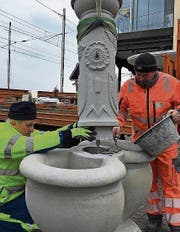 Angestellte der Stadt setzen den «Salz-und-Pfeffer-Brunnen» wieder instand. (Bild: Martin Rechsteiner)