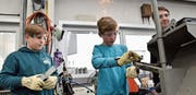 Mit Schutzbrille und Handschuhen machen die Jugendlichen ihre erste Erfahrung an einer Anlage zum Widerstandspunktschweissen. (Bilder: Heini Schwendener)